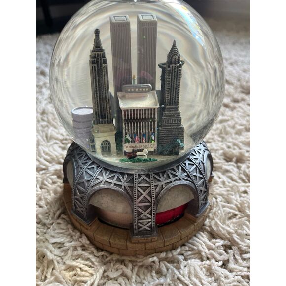 Vintage Bloomingdale's NYC Pre 9/11 Twin Towers Musical/Revolving Snow Globe - Picture 5 of 11